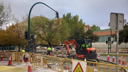 La maquinaria ya trabaja en el nuevo vial ciclista, que arranca en el cruce con la calle Sancho Ramírez y avanzará hacia la plaza de Europa