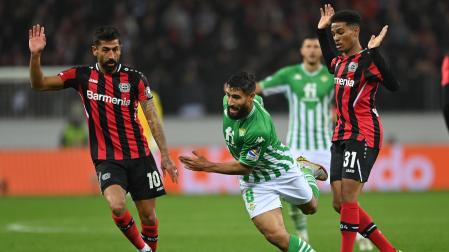 Fekir se lleva el balón ante dos rivales del Bayer Leverkusen