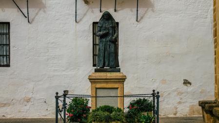 Estatua de Santa Ángela de la Cruz en Carmona (Sevilla). La Iglesia le honra en el santoral de hoy 5 de noviembre.