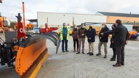 José Arribas y Mª Mar Vega, técnico y técnica responsables del centro de conservación de Pamplona; Pedro Soto, jefe de la Sección de Conservación; el consejero Ciriza; Pedro Israel Rodríguez y Ana Fernández, representantes de Construcciones Mariezcurrena; y el director general de Obras Públicas e Infraestructuras, Pedro López