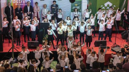 Actuación del Coro Infantil del Orfeón Pamplonés, durante la jornada inaugural del Rastrillo de 2019