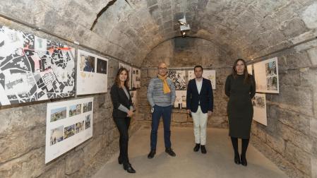 De izda. a dcha., Esther Terrado Mola, Miguel Carasusán Izcue, Zeus Pérez Pérez y Beatriz Gil Rodríguez, en la exposición que se puede visitar en la bodega del Museo Muñoz Sola