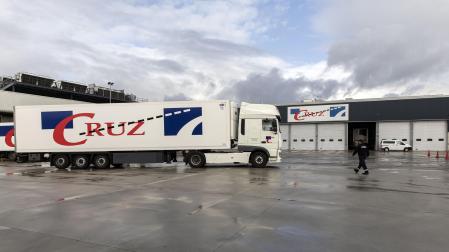 Camión e instalaciones de Transportes Cruz, en Orkoien