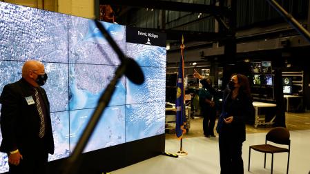 La vicepresidenta Kamala Harris durante una visita a las instalaciones de la NASA