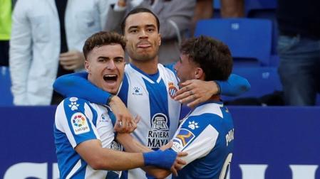 Pedrosa celebra el gol con sus compañeros