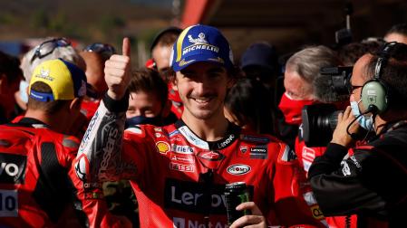 Francesco Bagnaia celebra la "pole" conseguida en el circuito de Portimao
