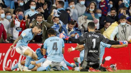 Los jugadores del Celta celebran el gol del empate, anotado por Iago Aspas