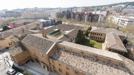 El centro de salud Gayarre, a la izquierda, seguido del pabellón del antiguo Seminario que se derribará