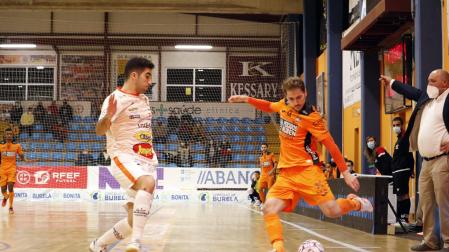 El jugador del Aspil Nacho Gómez defiende un ataque del Burela
