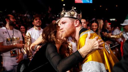 El púgil mexicano 'Canelo Alvarez' recibe las felicitaciones tras vencer a Plant en el combate