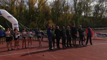 Un momento del homenaje a Demetrio Remón y a Hamza Bouazzaoui en las pistas de atletismo de Burlada