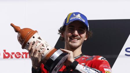 Francesco Bagnaia celebra la victoria en el podio del circuito de Portimao