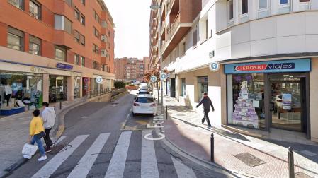 Calle Fernando Remacha de la capital ribera, donde se encuentra el domicilio donde se estaba celebrando la fiesta