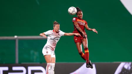 Lindsay Thomas (delantera de la Roma) remata de cabeza durante el partido AC MILAN vs AS ROMA, final de la copa de Italia Femenina, en el estadio de Mapei (Reggio Emilia, Italia, 30 de mayo de 2021)