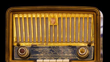 Imagen de un modelo antiguo de aparato de radio