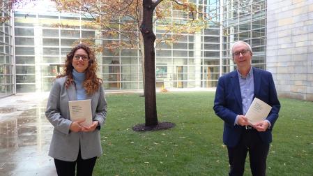 La autora del libro, Rebeca Madurga, y el director del Servicio de Archivos y Patrimonio Documental del Gobierno de Navarra, Joaquín Llansó.