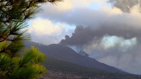 Una de las bocas eruptivas del volcán de Cumbre Vieja, a 7 de noviembre de 2021, en La Palma