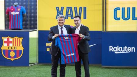 Xavi Hernandez y Joan Laporta durante la presentación del técnico culé