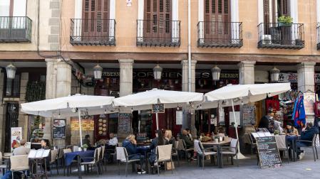 Varias personas sentadas en una terraza en Madrid