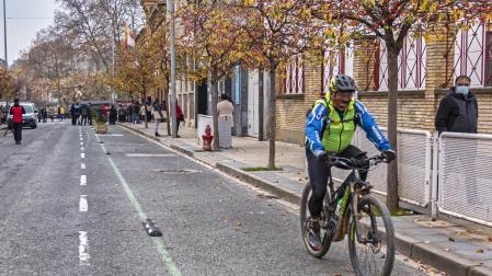 Un hombre circula por el centro de Estella con una bicicleta eléctrica