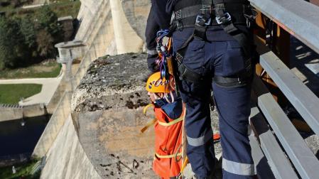 Bomberos en un simulacro de rescate en el embalse de Eugi