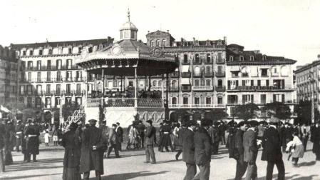 Banda de música militar tocando en el quiosco de la Plaza del Castillo