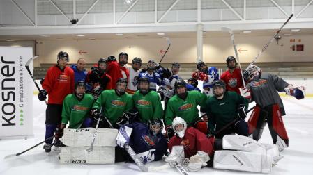 Los integrantes y el técnico  del Kosner Club Hielo Huarte posan en el Palacio de Hielo de Huarte