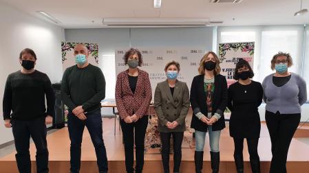 La consejera Rebeca Esnaola posa con representantes de Editargi y la edil del Ayuntamiento de Pamplona María García Barberena