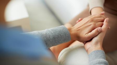 Una persona sujeta la mano de otra