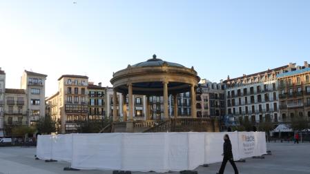 El kiosco de la Plaza del Castillo, con el perímetro de seguridad de las obras de restauración