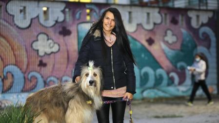 Tania Grados Arana posa en Berriozar junto a su perro Sasi, que tiene casi 7.000 seguidores en la cuenta de Instagram Sasitania