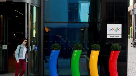 Una mujer sale del edificio de Google en Dublín, Irlanda