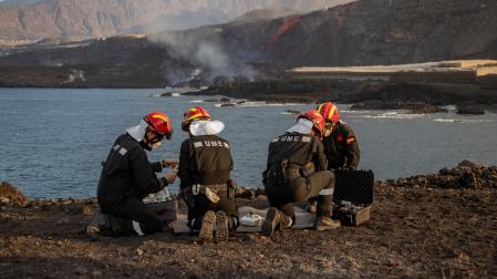 Efectivos de la UME observan la llegada de la segunda colada al mar