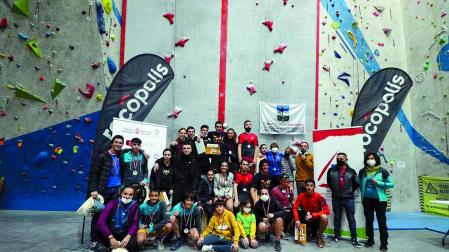 Foto de familia de los distintos medallistas del campeonato celebrado en Berrioplano junto a técnicos y federativos