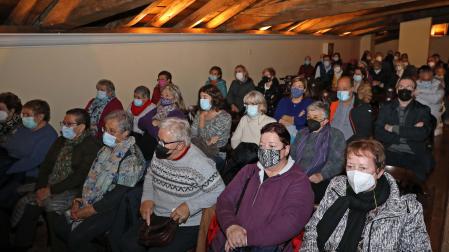El desván del Palacio de Arizkunenea presentó la imagen de una sala atestada de público ayer por la tarde