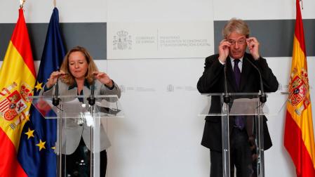 La vicepresidenta Calviño junto al comisario de Economía, Paolo Gentiloni, en octubre en Madrid