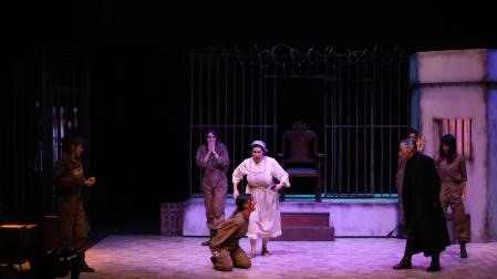 En el centro, Eva Azpilikueta (Martirio) protagoniza una escena con la criada Poncia (a su lado) y Bernarda Alba, interpretada por Marta Juániz (de negro)