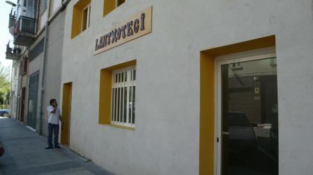 Fachada de los locales de la Asociación Lantxotegi de Berriozar
