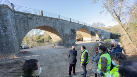 El consejero bernardo Ciriza habla con técnicos en el entorno del puente de Andelos