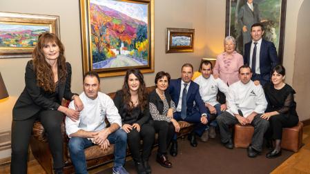 Marimar Mutilva, Patxi Díez de Ulzurrun Goñi, Lorea Díez de Ulzurrun Mutilva; Inmaculada Barberena, Óscar Díez de Ulzurrun Goñi, José Ignacio Díez de Ulzurrun Goñi, Aitor Díez de Ulzurrun Barberena y Uxua Díez de Ulzurrun Barberena. De pie: Felisa Goñi, Alberto Díez de Ulzurrun Goñi