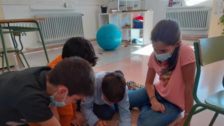 Alumnos del colegio elaborando los productos