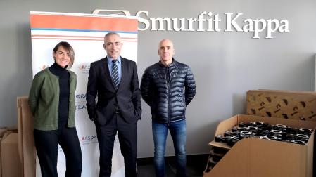 Visita del presidente de Aspace navarra, David Erice, y de la responsable de 'fundraising' de Aspace Navarra, Vivian Endara, al director General en Smurfit Kappa Navarra, Ignacio Landa