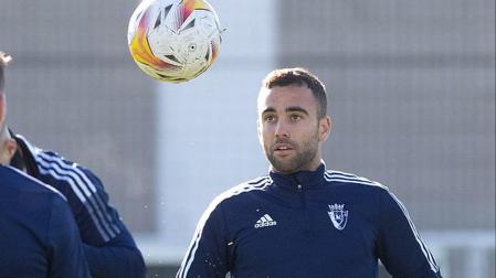 Rober Ibáñez controla el esférico durante el entrenamiento de este jueves