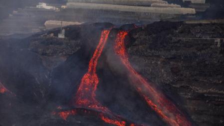 Coladas de lava del volcán de Cumbre Vieja desde la playa de Puerto Naos