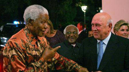 Nelson Mandela junto a Frederik de Klerk, en 2006