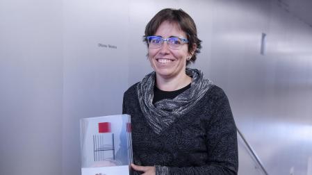 Ainhoa Pérez Artola, ingeniera técnica de la sección de Infraestructuras, con uno de los galardones