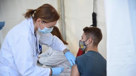 Un joven recibe la vacuna contra el Covid-19 en Valencia