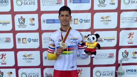 Ioseba Fernández muestra con orgullo la medalla de oro tras ganar la final de 100 m. esprint.