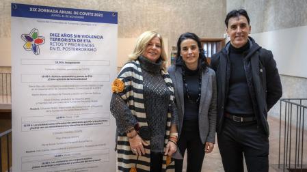 Consuelo Ordóñez, presidenta del Colectivo de Víctimas del Terrorismo; Marta Buesa, en representación de la Fundación Fernando Buesa; e Íñigo Pascual, de la Asociación Navarra de Víctimas del Terrorismo