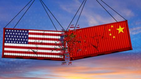 Dos contenedores con las banderas de EE UU y China colisionando